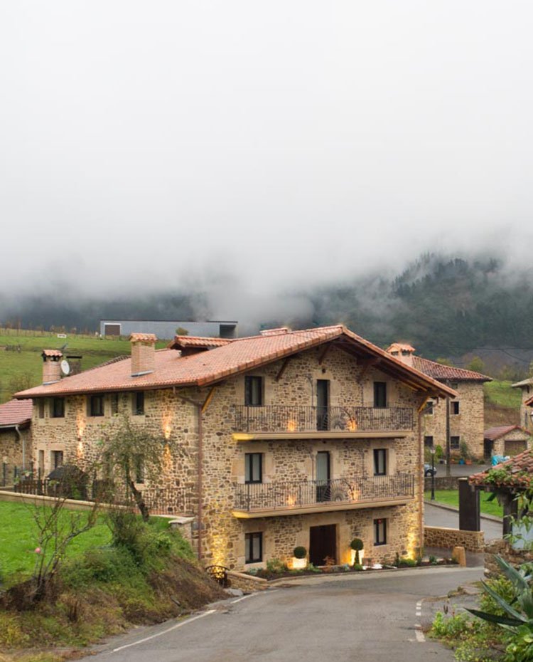 exterior hotel con niebla